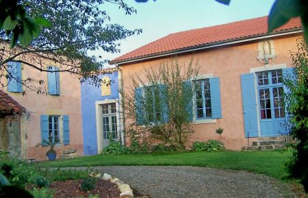 G&icirc;te n&deg;10362 Montgaillard - Landes -  fa&ccedil;ade (noter le signe de l'ancien couvent &agrave; droite)