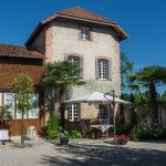 Le g&icirc;te vu de la cour attenante